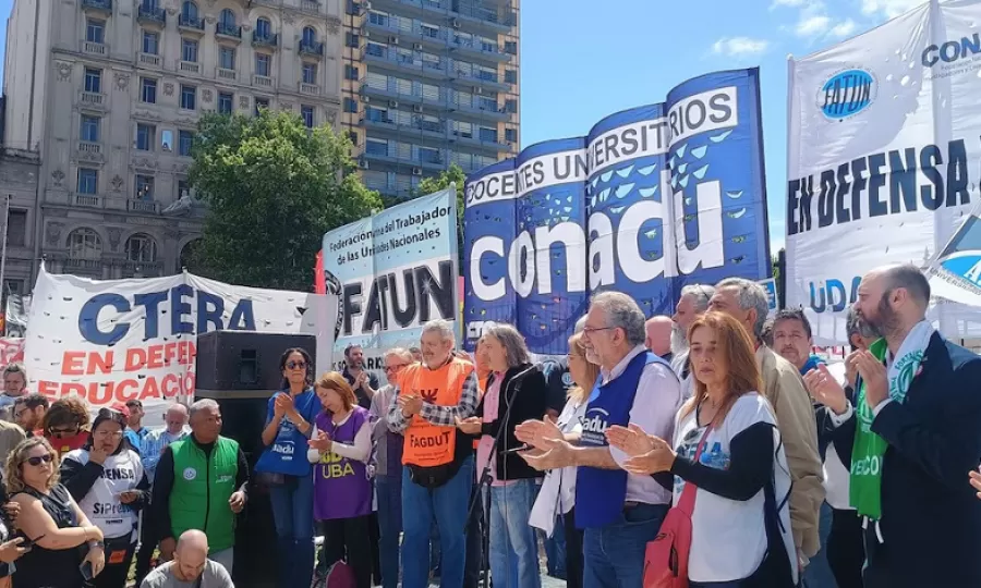 Los sindicatos docentes llevan adelante un paro de 24 horas