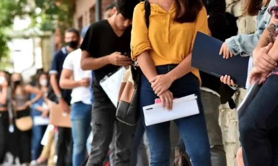Se perdieron 266 mil puestos privados desde la llegada de Milei y el salario m&iacute;nimo cay&oacute; 40,8%