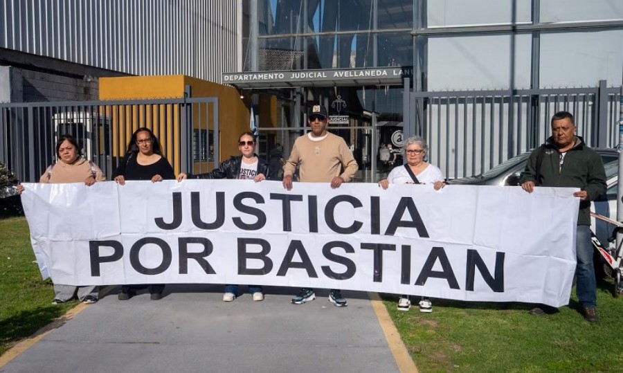 Los familiares de Bastian este jueves, en la puerta de los tribunales de Avellaneda.