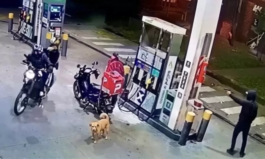 Un repartidor fue asaltado mientras estaba en una estaci&oacute;n de servicio y se defendi&oacute; a tiros
