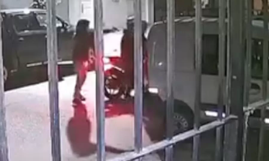 Balearon a quemarropa a un chico que charlaba en la vereda con su novia