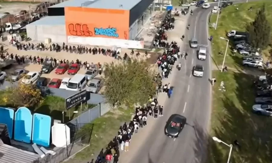 M&aacute;s de diez cuadras de cola para conseguir trabajo en un frigor&iacute;fico de Moreno