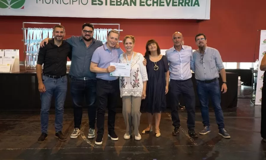 Gray entreg&oacute; diplomas a 548 egresados del Plan Fines