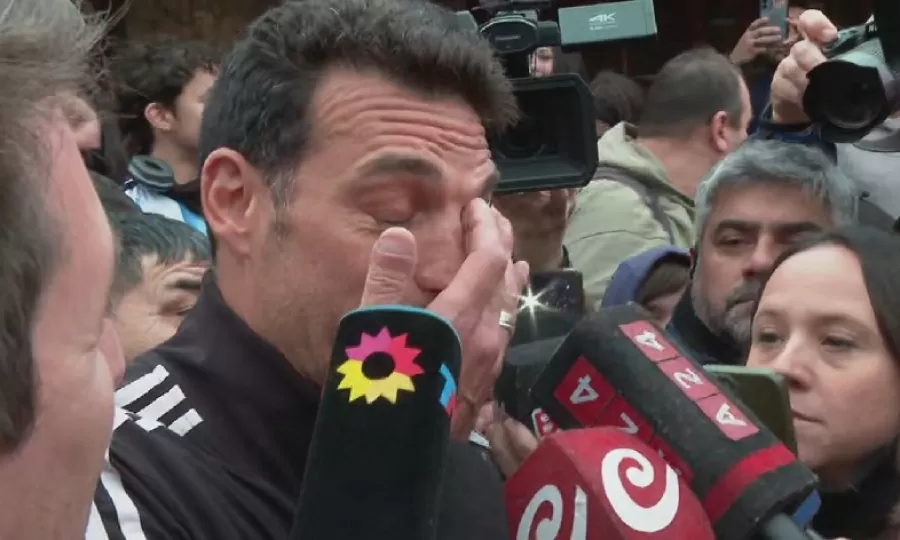 Scaloni llor&oacute; al llegar a su casa de Pujato mientras los vecinos gritaban &ldquo;Leo no se va&rdquo;