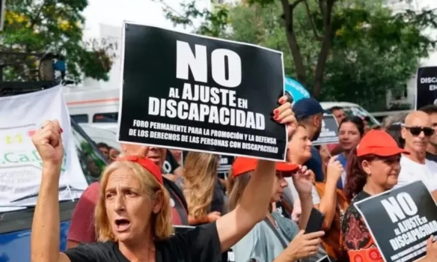 Familias y prestadores marchan al Congreso contra el ajuste de Milei