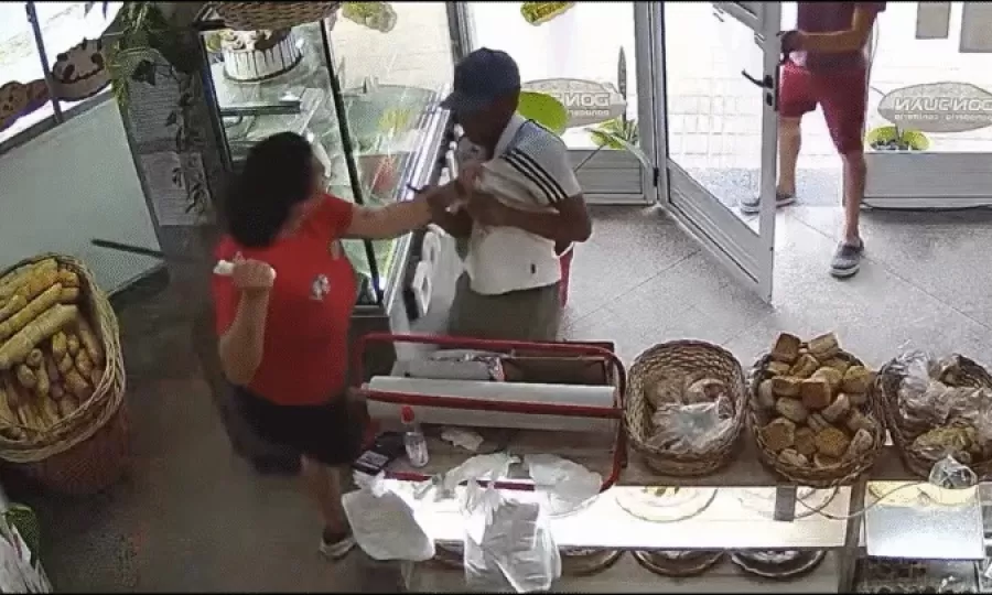 Intentaron robar una panadería y una empleada los enfrentó con una cuchilla