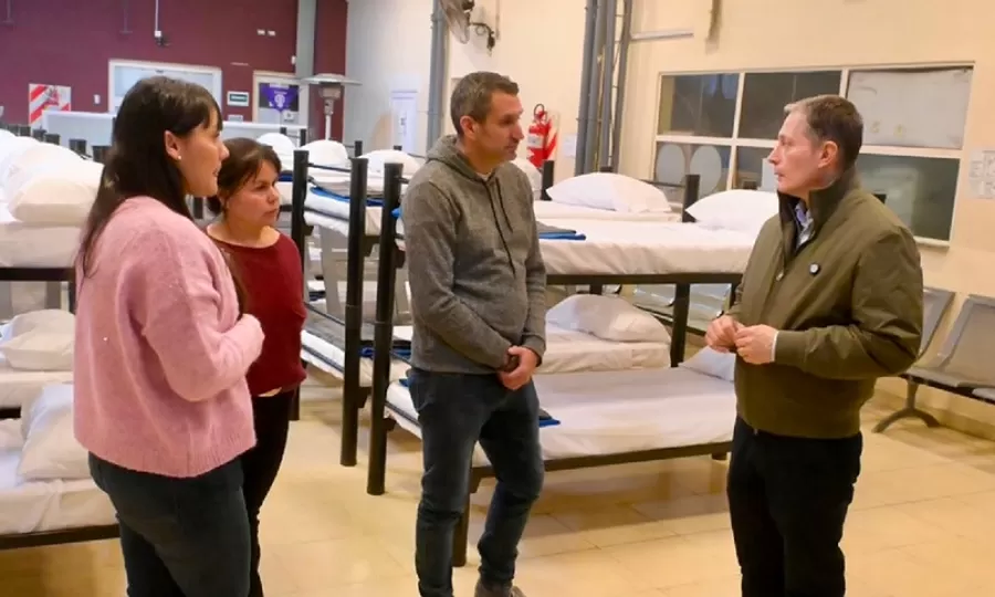 Fernando Gray dio inicio al operativo Noches Sin Fr&iacute;o