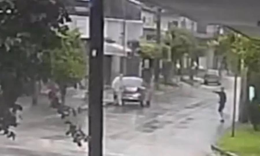 Tres delincuentes le pegaron a un electricista y dispararon al aire para robarle el auto
