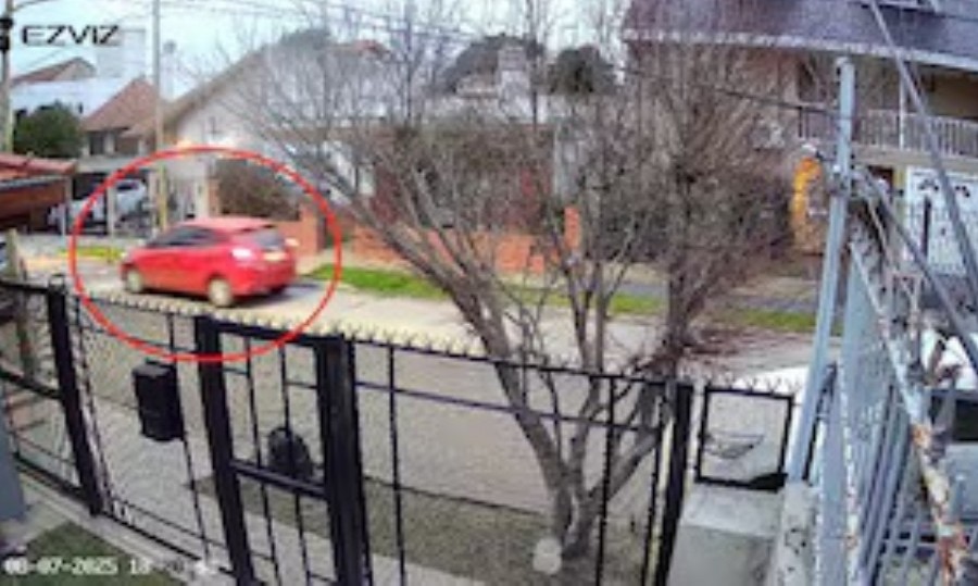 El dramático accidente quedó registrado por una cámara de seguridad.