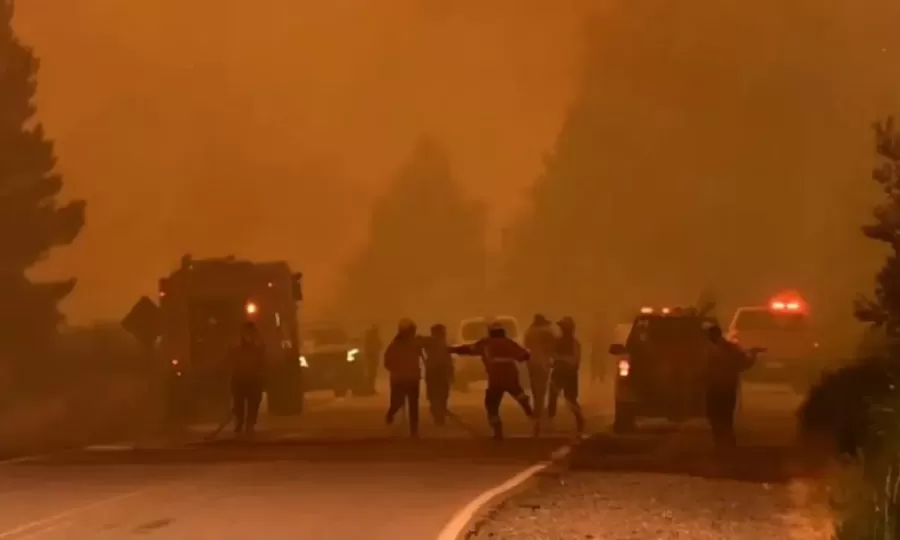 Cortaron la ruta 40 por el avance del fuego y ya hay m&aacute;s de 3000 evacuados