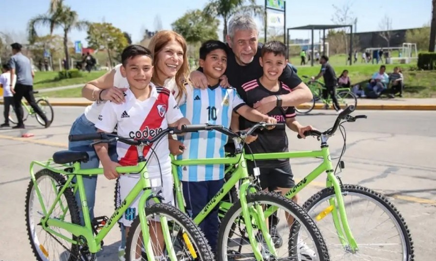 Jorge Ferraresi y Magdalena Sierra entregaron 1300 bicicletas en Área X.