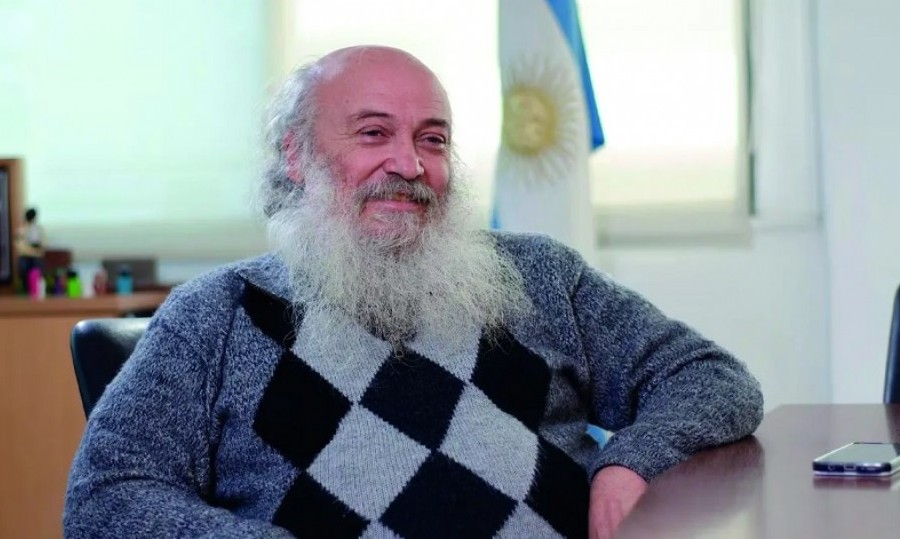 El Ministerio de Capital Humano radicó una denuncia contra Emilio Pérsico por operar "de los dos lados del mostrador" durante su gestión.