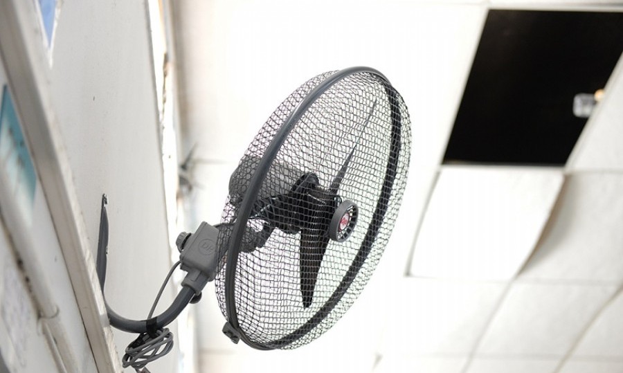 Luego de que más de 50 escuelas bonaerenses suspendieran las clases por la ola de calor, la Provincia salió a comprar 3.740 ventiladores.