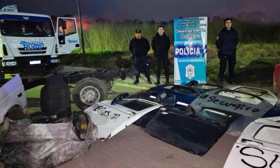 La Policía descubrió un desarmadero en el predio ubicado en las calles Iglesias Paz y Gardel.