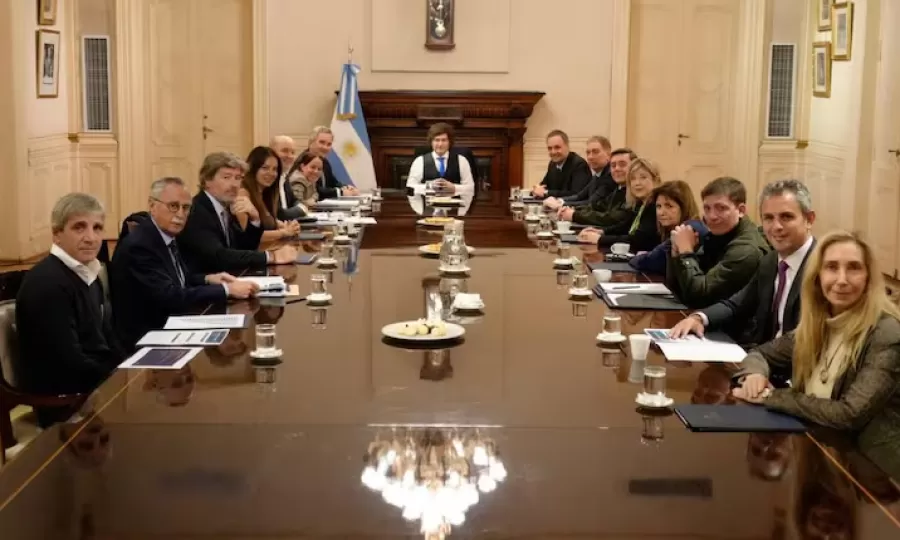 Milei encabez&oacute; la reuni&oacute;n de Gabinete y le envi&oacute; una nueva se&ntilde;al de respaldo a Adorni