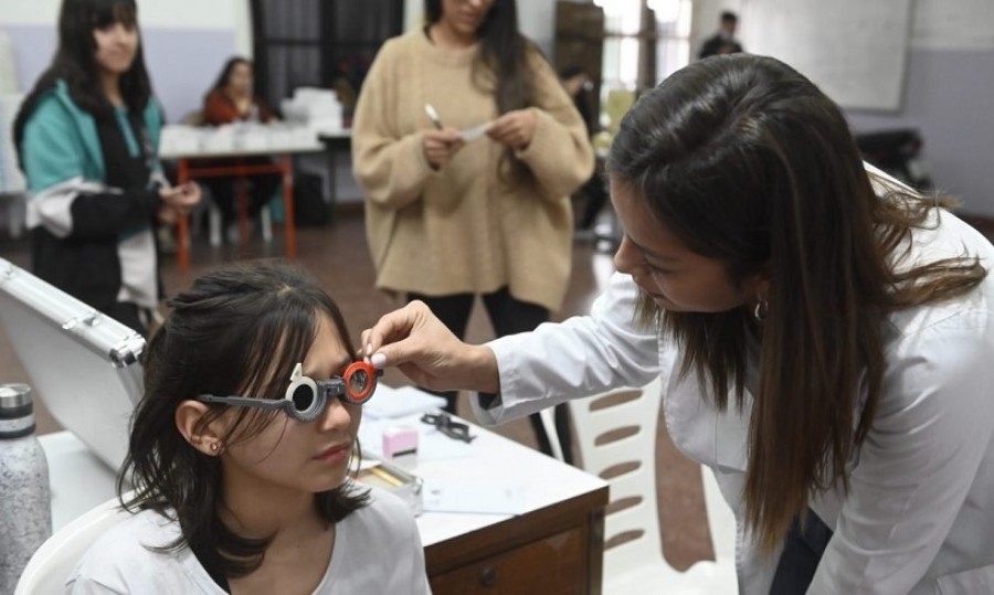 La iniciativa tiene como objetivo detectar dificultades en la visión de chicas y chicos mediante una prueba de agudeza visual.