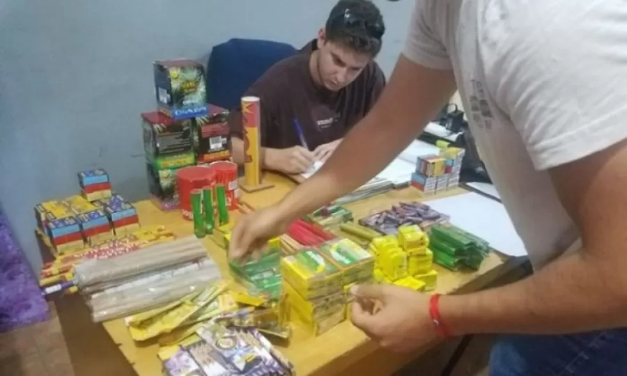 Secuestraron mercader&iacute;a por venta no regulada de pirotecnia