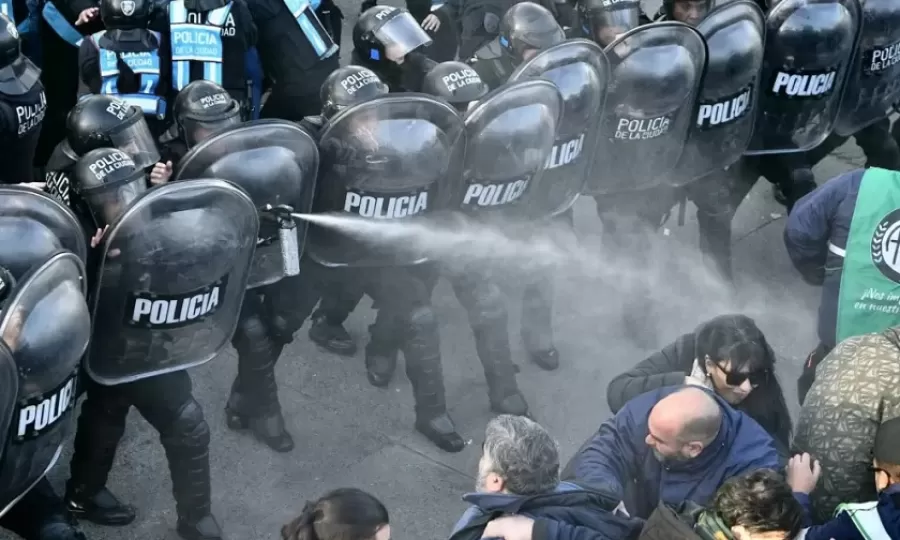 Fuerte protesta frente al INTI termin&oacute; con gases y represi&oacute;n