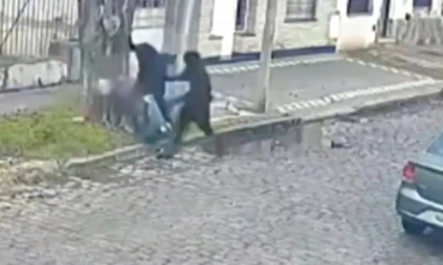 El adulto mayor forcejea con los atacantes, pero la resistencia duró pocos segundos.