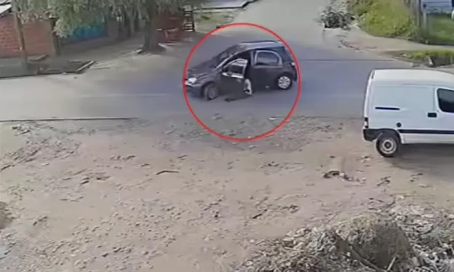 Le robaron el auto a una maestra y la arrastraron más de media cuadra en Virrey del Pino