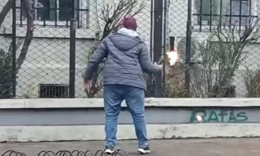 Un hombre arroj&oacute; una bomba molotov contra el Concejo Deliberante y termin&oacute; aprehendido