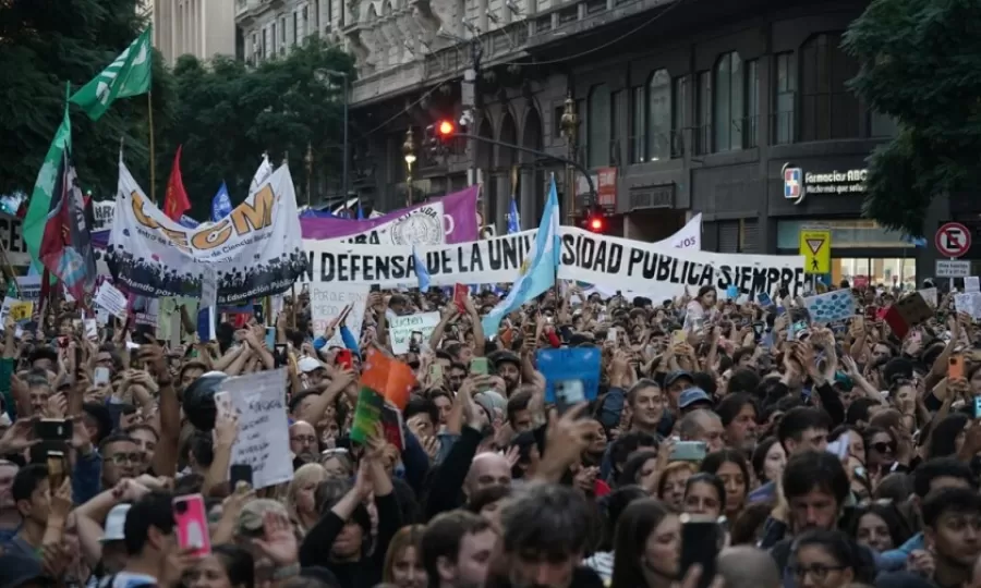 Masivo reclamo de estudiantes y docentes universitarios contra el Gobierno: &ldquo;No hipotequen el futuro&rdquo;