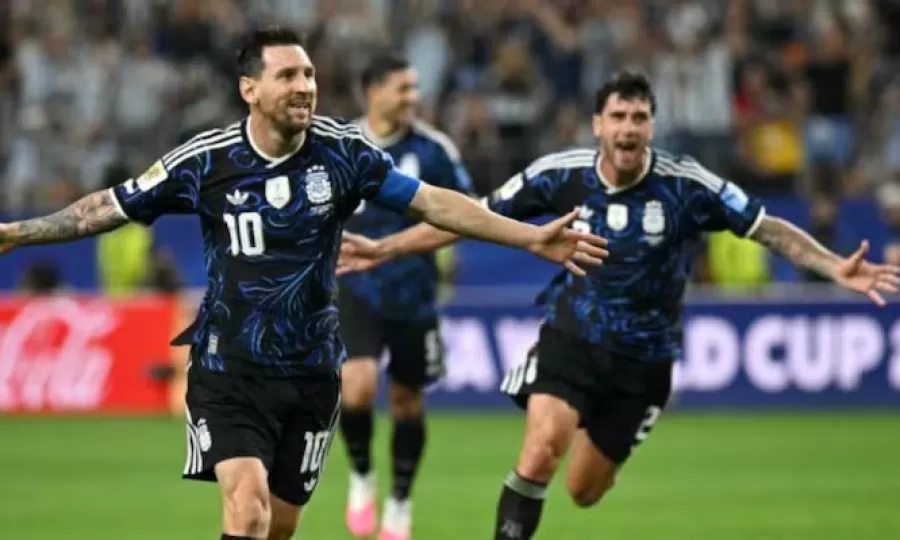 Argentina jugar&aacute; de azul ante Inglaterra: la coincidencia con 1986 y 1998 que ilusiona a los hinchas