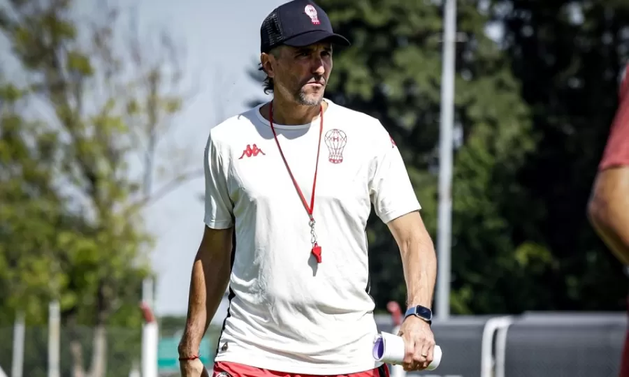 La postura del DT de Hurac&aacute;n sobre el partido ante River: &ldquo;En nuestra cancha y con nuestra gente&rdquo;