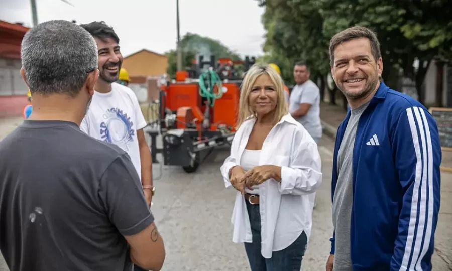 Fabiani y Paula Eichel supervisaron el funcionamiento de nueva maquinaria vial en los barrios
