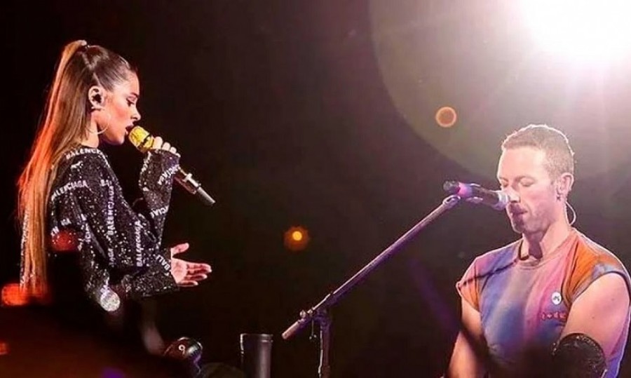 La novia de Rodrigo de Paul cantó dos temas junto a Chris Martin en el quinto recital de la banda británica.