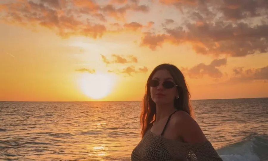 Stephie Demner mostr&oacute; su pancita en bikini y enterneci&oacute; las redes con fotos al atardecer
