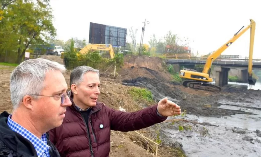 Fernando Gray supervis&oacute; las obras de saneamiento en el R&iacute;o Matanza Riachuelo
