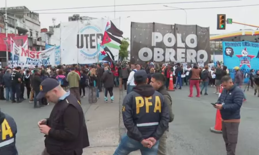 Las organizaciones sociales se suman a la marcha de la CGT y preparan nuevas protestas para mayo