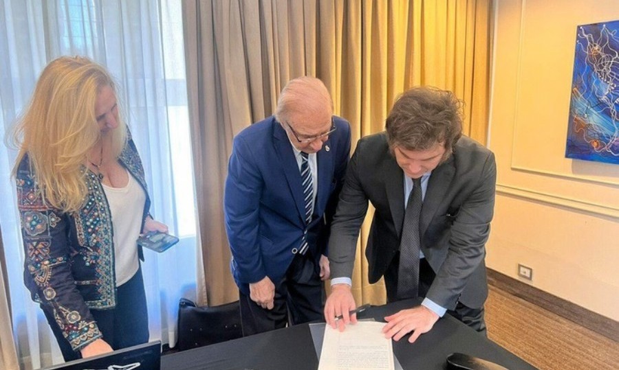 El Ejecutivo asegura que no aplicará la ley pese a que el Congreso revirtió la medida del Presidente.