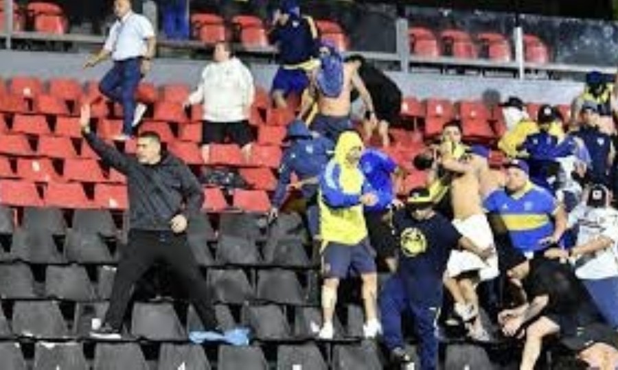 El presidente del Xeneize se interpuso entre los hinchas y la policía en el partido ante Gimnasia.