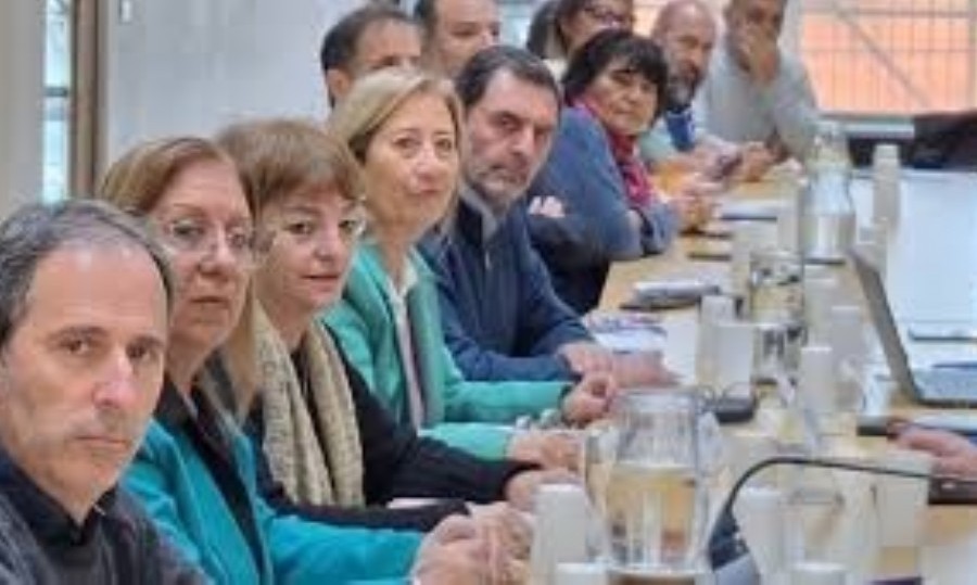 Los docentes y estatales bonaerenses reclamaron en la reunión paritaria un aumento "que contemple la pérdida del poder adquisitivo".