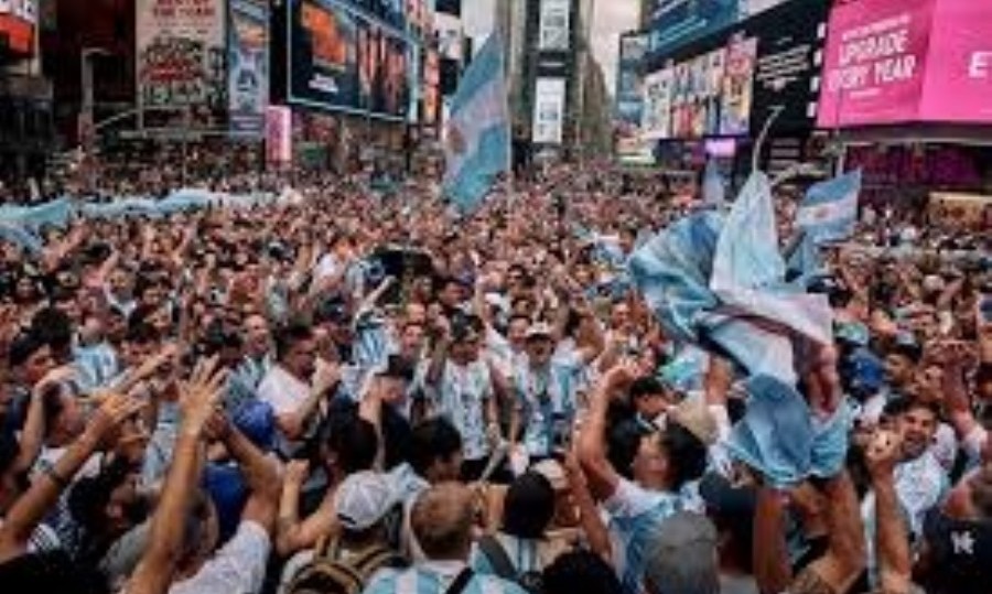 Miles de personas se reunieron con camisetas, bombos y banderas en el mítico Times Square para alentar al combinado campeón del mundo.