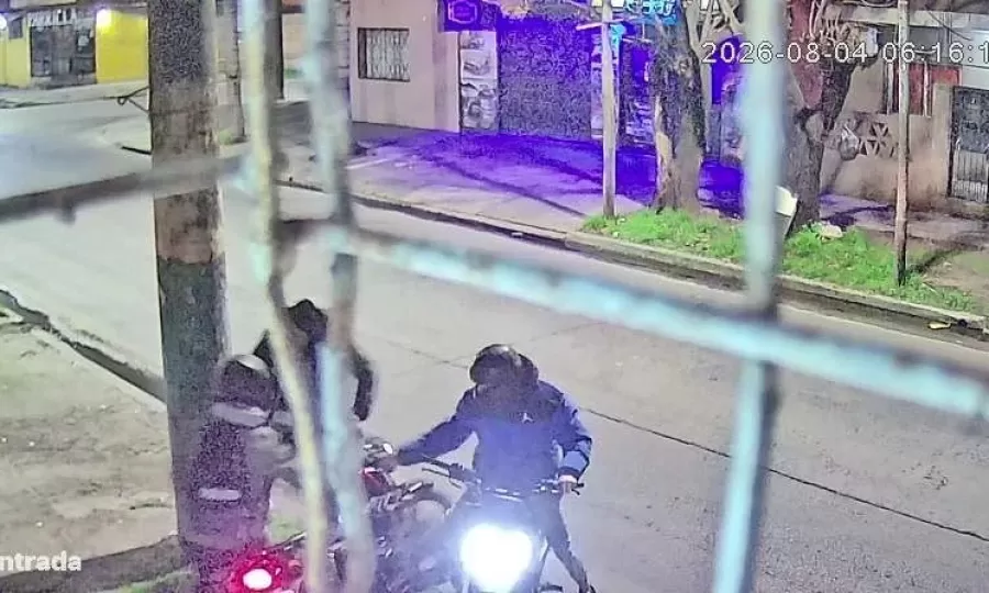 Le apuntaron en el pecho para robarle la moto