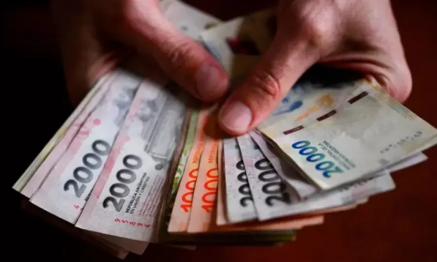 Por la crisis de ingresos y salarios, el 62% de los argentinos se endeud&oacute; para cubrir gastos b&aacute;sicos