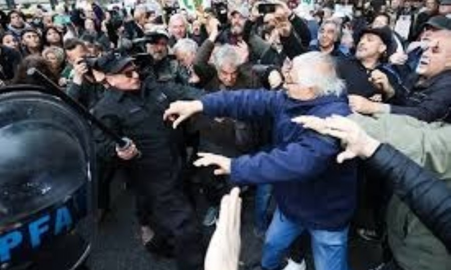 Tras la brutal represión a los jubilados, gremialistas convocan a una masiva marcha frente al Congreso para la semana próxima.