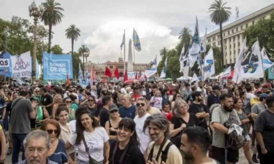 Organizaciones sociales protestan en todo el pa&iacute;s contra la eliminaci&oacute;n del programa Volver al Trabajo