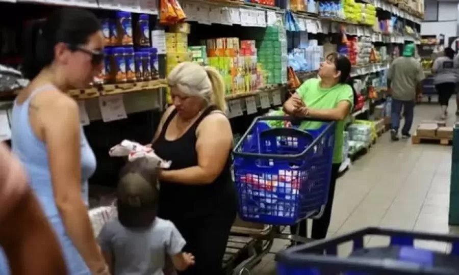 El consumo masivo cay&oacute; 4,9% interanual en agosto y encaden&oacute; una racha negativa de nueve meses
