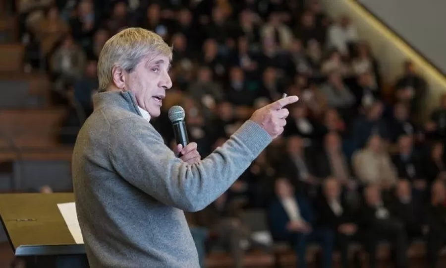 El pedido de Luis Caputo a los m&aacute;s j&oacute;venes: "Traten de convencer a sus padres de que saquen los d&oacute;lares del colch&oacute;n"