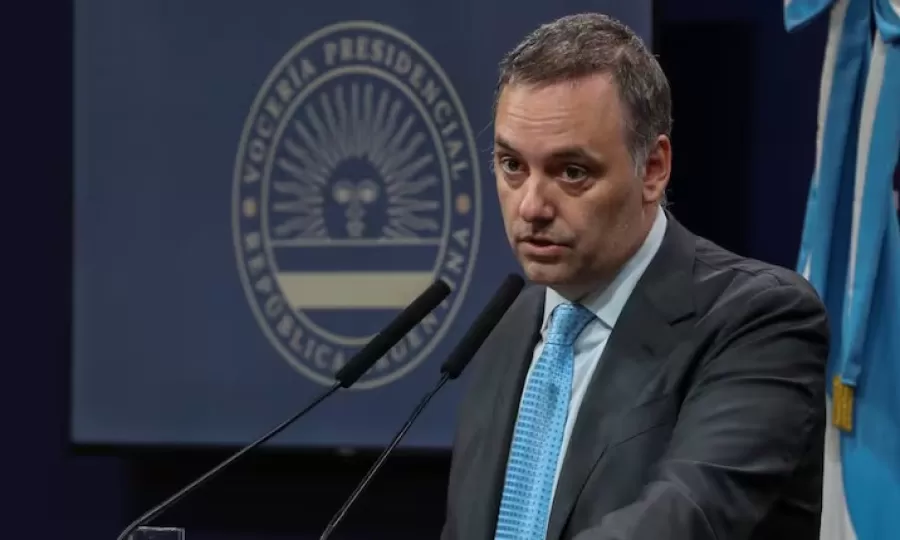 La imagen de Adorni se desploma en medio de las denuncias