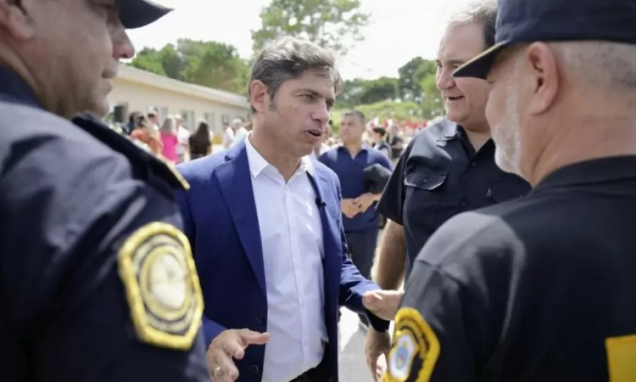 Kicillof formaliza la recomposici&oacute;n salarial de las fuerzas de seguridad y marca contraste con el conflicto abierto en Naci&oacute;n