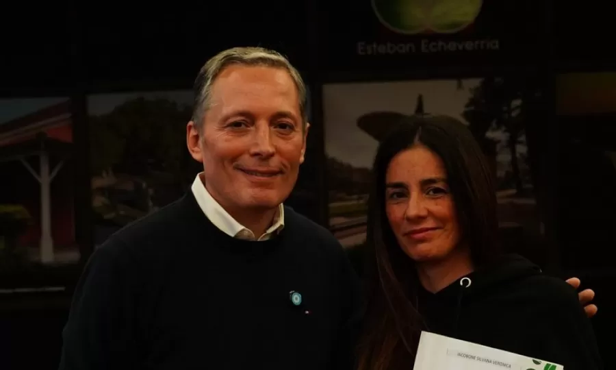 Gray entreg&oacute; actas de bien de familia a vecinos del distrito