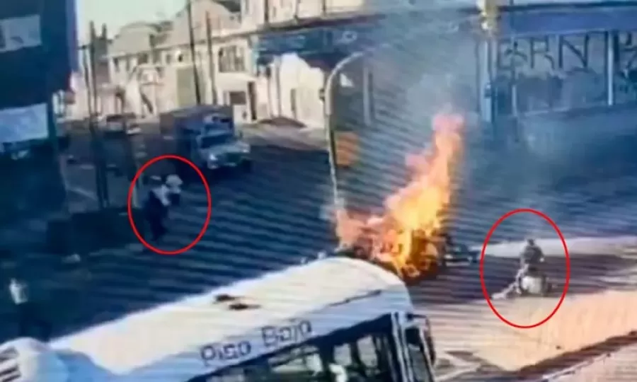 Un auto choc&oacute; con un colectivo, se prendi&oacute; fuego y cuatro personas escaparon de las llamas