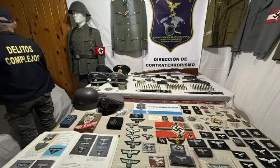 Allanan venta de  baldosas con esv&aacute;sticas y uniformes nazis