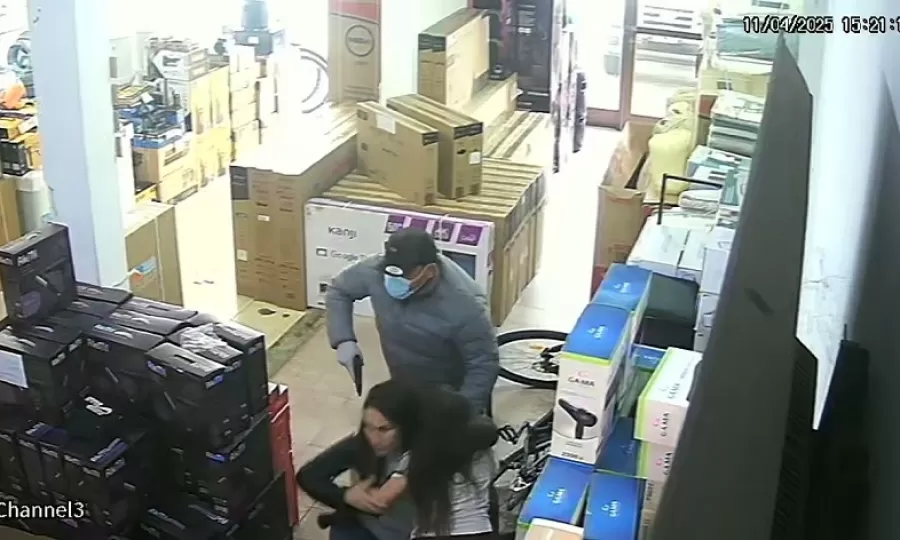 Robaron un comercio a punta de pistola y abandonaron una camioneta