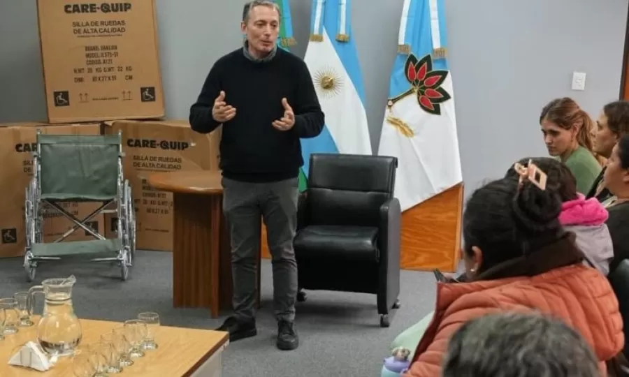 Gray entreg&oacute; sillas de ruedas a vecinos